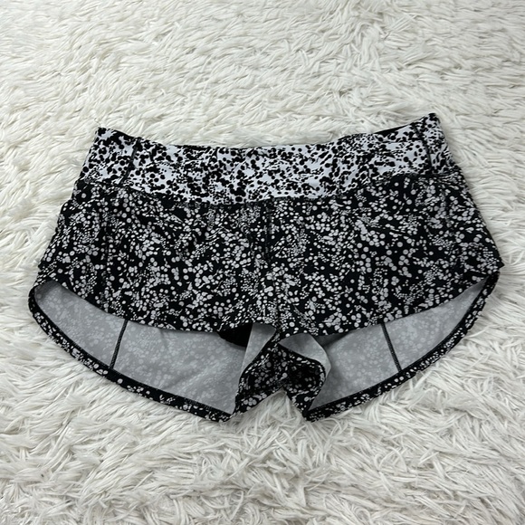 Lululemon Speed Up Short *2.5" Chirasu Black / Chirakasu Alpine White - Picture 1 of 7
